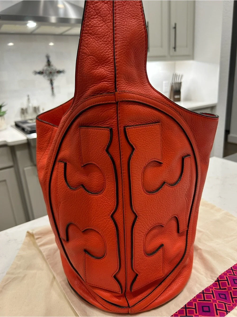 Tory Burch All T Poppy Leather Shoulder Hobo with Embossed Logo - Picture 3 of 12